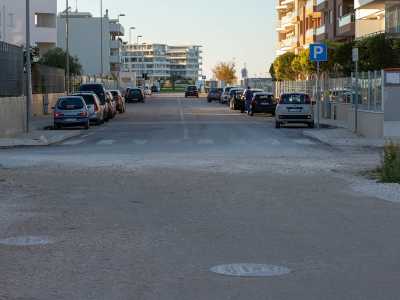 Decidiamo di girare a sinistra su via Mimmo Conenna per andare a visitare il comparto 1. Qui la situazione � ben diversa: l�area sorta tra il 2010 e il 2012 presenta (finalmente) vie asfaltate e illuminazione pubblica